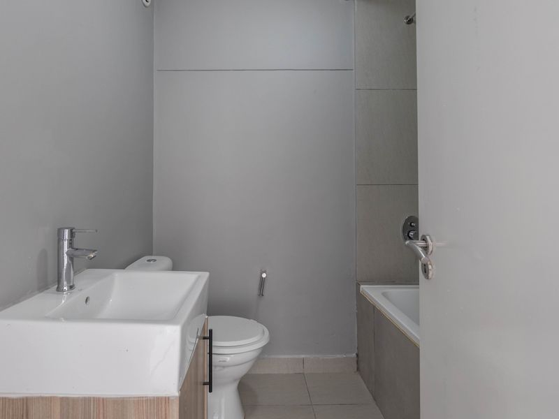 Top floor apartment 2Bedrooms 1 bath with balcony  for sale in Nouveau  estate Complex in Parklands! - Photo 10