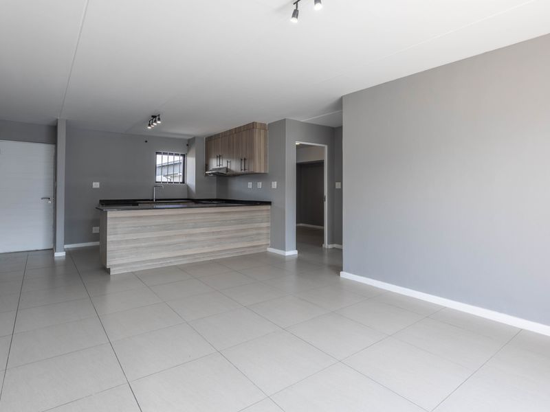 Top floor apartment 2Bedrooms 1 bath with balcony  for sale in Nouveau  estate Complex in Parklands! - Photo 9