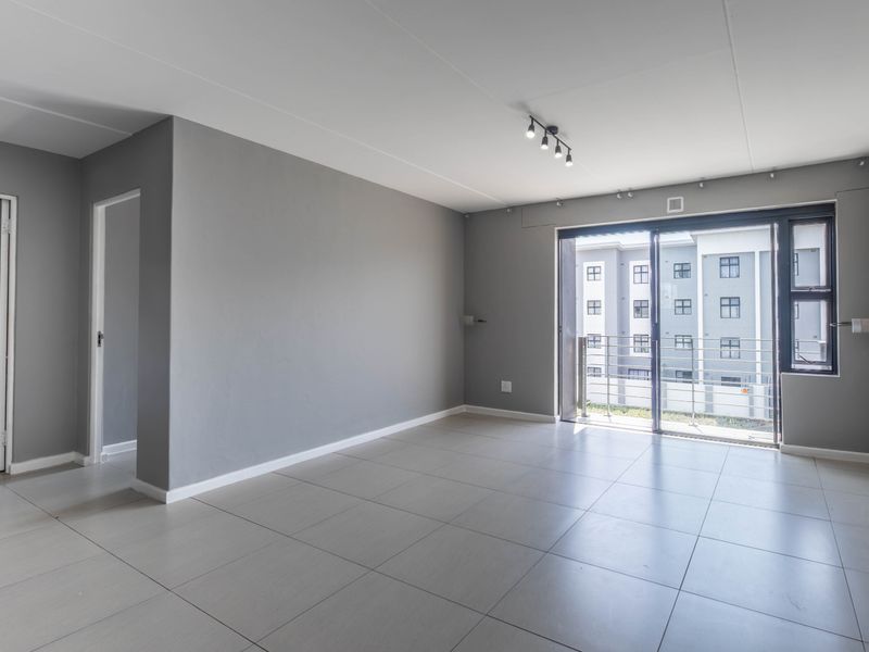 Top floor apartment 2Bedrooms 1 bath with balcony  for sale in Nouveau  estate Complex in Parklands! - Photo 8