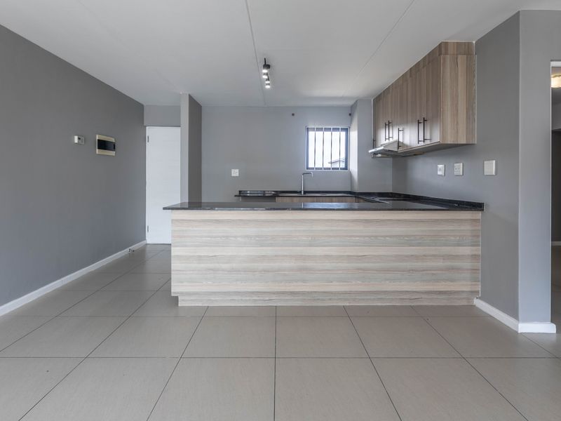 Top floor apartment 2Bedrooms 1 bath with balcony  for sale in Nouveau  estate Complex in Parklands! - Photo 7