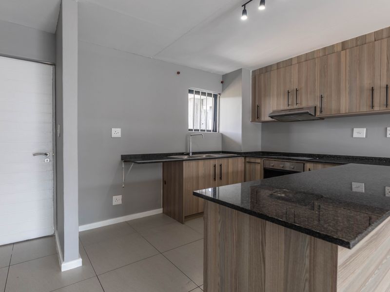 Top floor apartment 2Bedrooms 1 bath with balcony  for sale in Nouveau  estate Complex in Parklands! - Photo 6