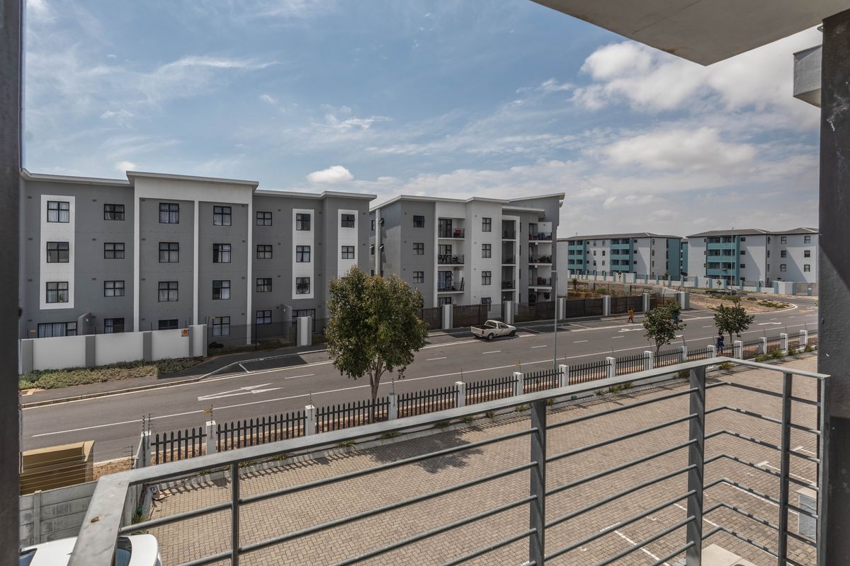 Top floor apartment 2Bedrooms 1 bath with balcony  for sale in Nouveau  estate Complex in Parklands! - Photo 5