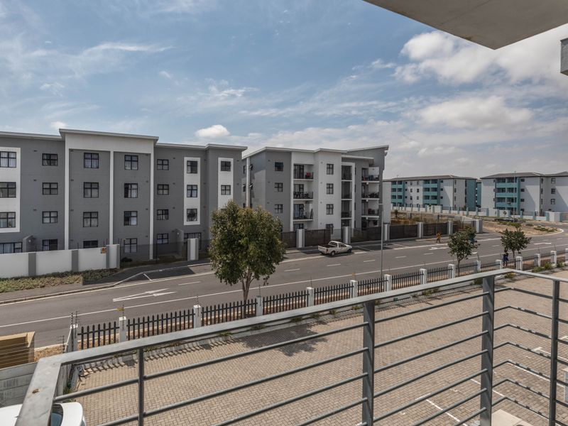 Top floor apartment 2Bedrooms 1 bath with balcony  for sale in Nouveau  estate Complex in Parklands! - Photo 5