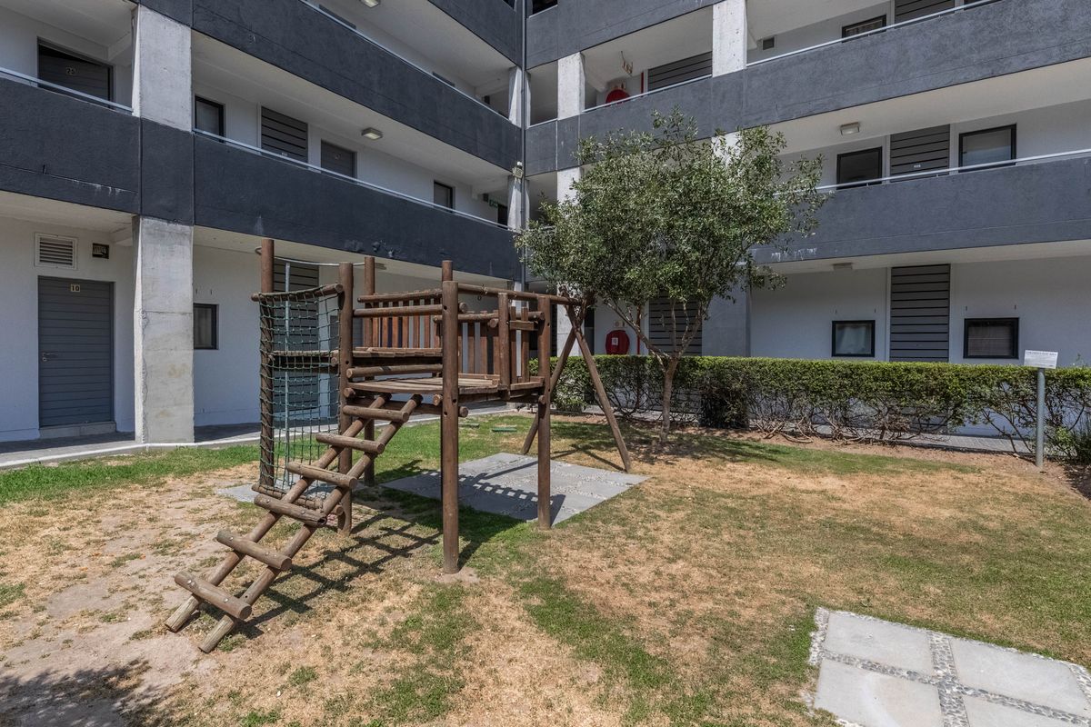 Top floor apartment 2Bedrooms 1 bath with balcony  for sale in Nouveau  estate Complex in Parklands! - Photo 2