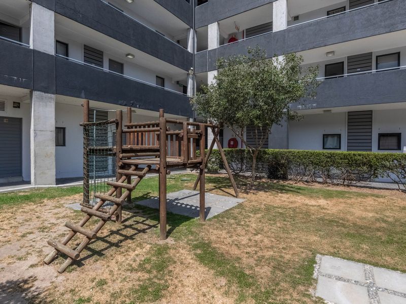 Top floor apartment 2Bedrooms 1 bath with balcony  for sale in Nouveau  estate Complex in Parklands! - Photo 2