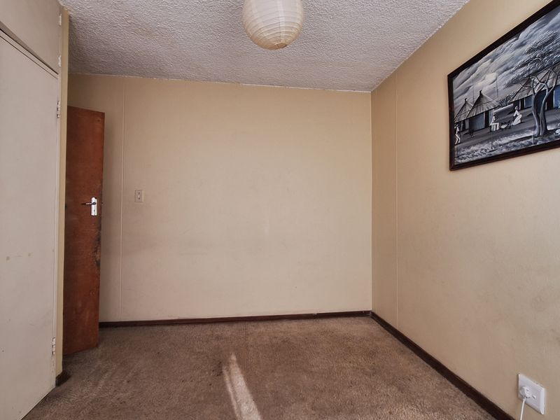 Generous Living Space with Excellent Investment Potential - Photo 10