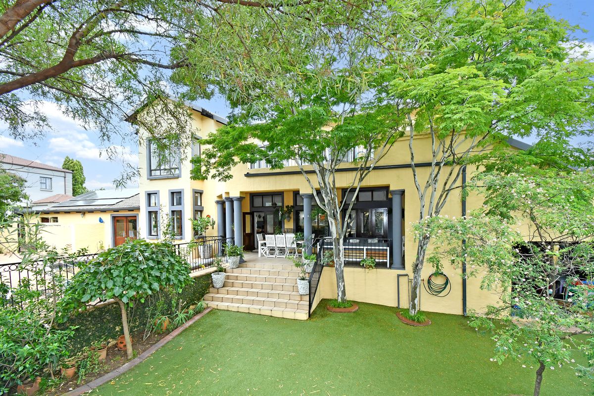 Comfort, Simplicity, and Timeless Blue Valley Farm-style - Photo 2