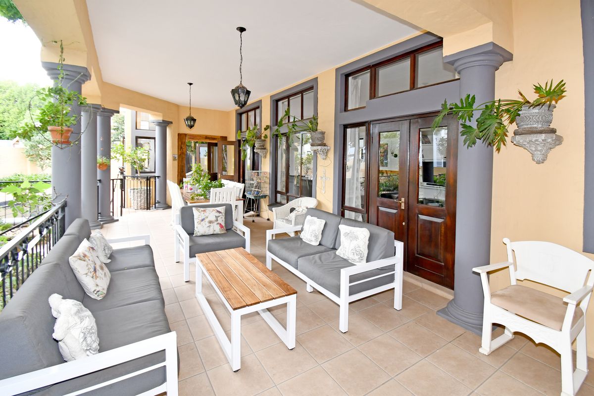 Comfort, Simplicity, and Timeless Blue Valley Farm-style - Photo 5