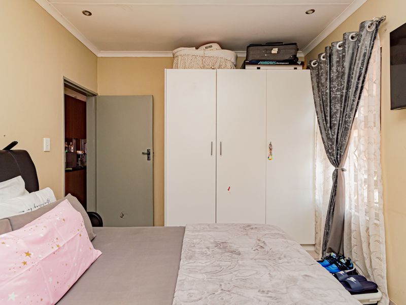 Modern 2 Bed 2 Bath Apartment with Large Balcony: R550k - Photo 5