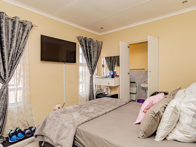 Modern 2 Bed 2 Bath Apartment with Large Balcony: R550k - Photo 4