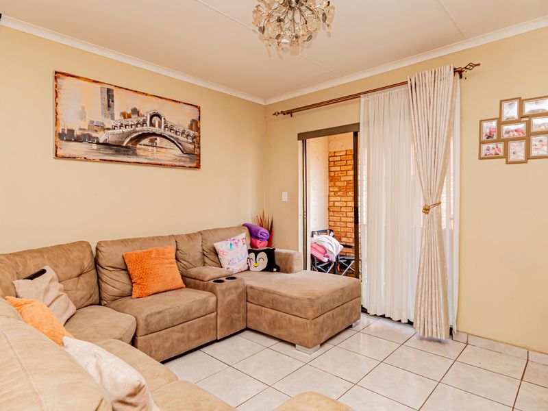 Modern 2 Bed 2 Bath Apartment with Large Balcony: R550k - Photo 2