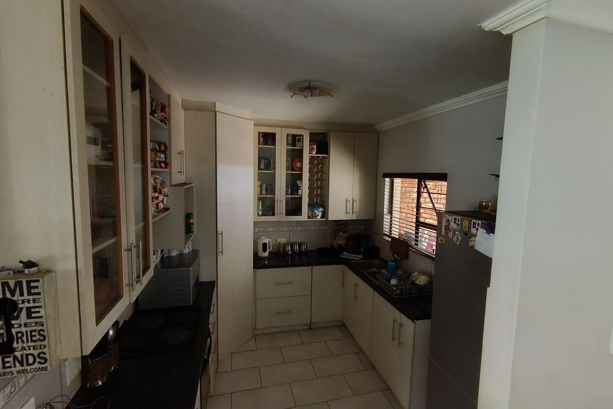 Charming 2-Bedroom Home in Secure Complex – Waterval East - Photo 2