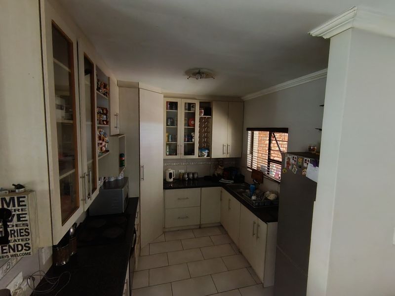 Charming 2-Bedroom Home in Secure Complex – Waterval East - Photo 2