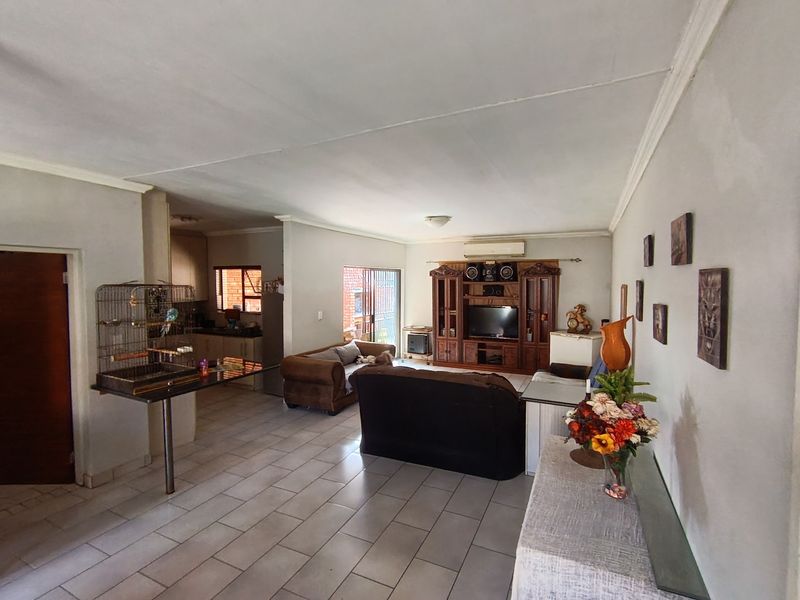 Charming 2-Bedroom Home in Secure Complex – Waterval East - Photo 3