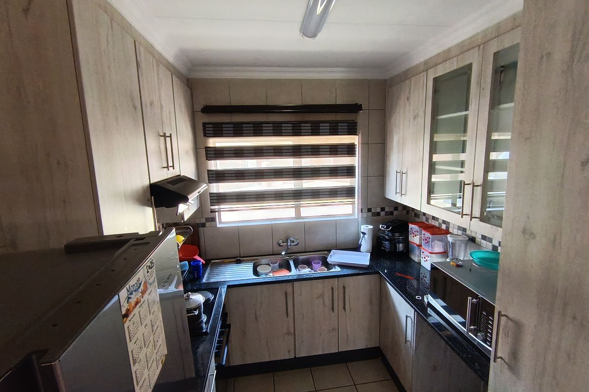Charming 3-Bedroom Home with Pool and Spacious Yard – Waterval East - Photo 3