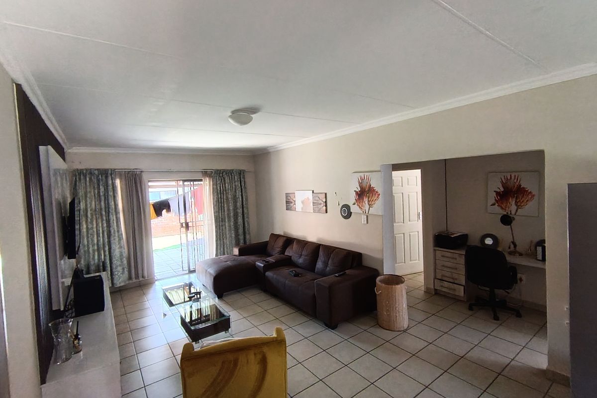 Charming 3-Bedroom Home with Pool and Spacious Yard – Waterval East - Photo 5