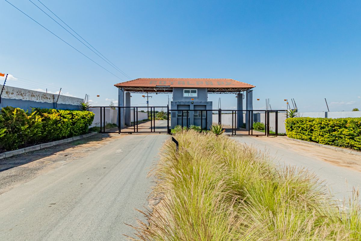 Embrace the Country Lifestyle | Secure Boutique Estate - Photo 2