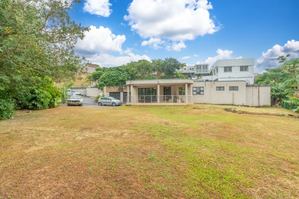 Live the Dream in this Ultra-Modern, Large Family Home - Photo 3