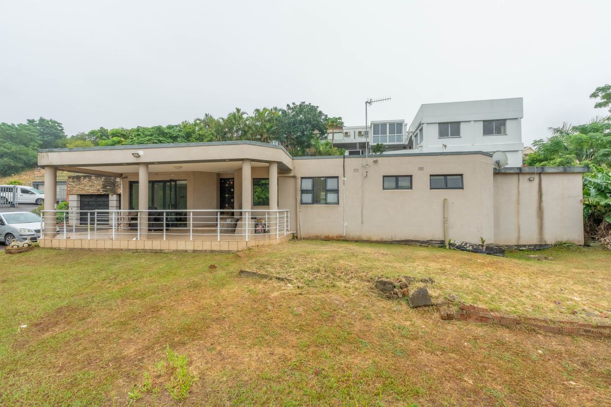 Live the Dream in this Ultra-Modern, Large Family Home - Photo 2