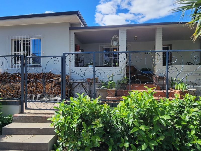 3-Bedroom Family Gem in a Prime Position with Stunning Views - Photo 2