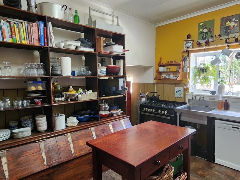 3-Bedroom Family Gem in a Prime Position with Stunning Views - Photo 9