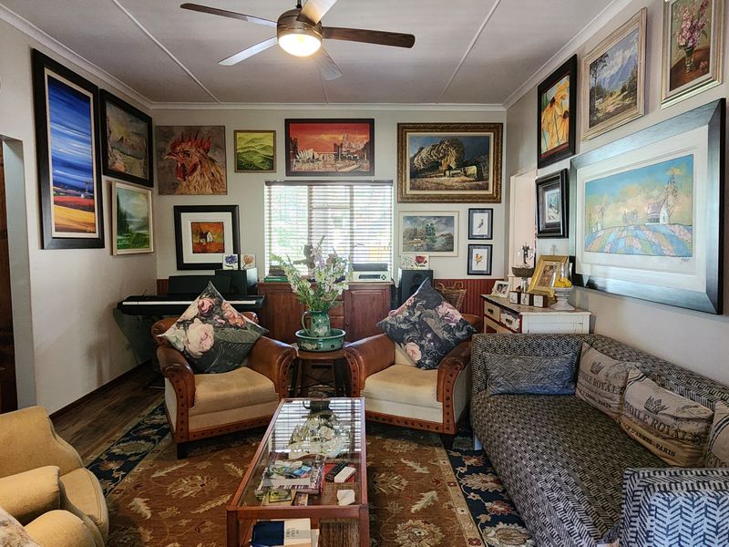 3-Bedroom Family Gem in a Prime Position with Stunning Views - Photo 7