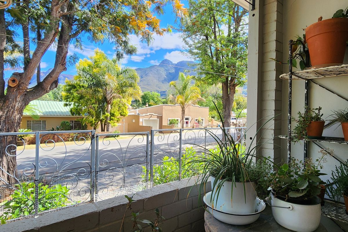 3-Bedroom Family Gem in a Prime Position with Stunning Views - Photo 3