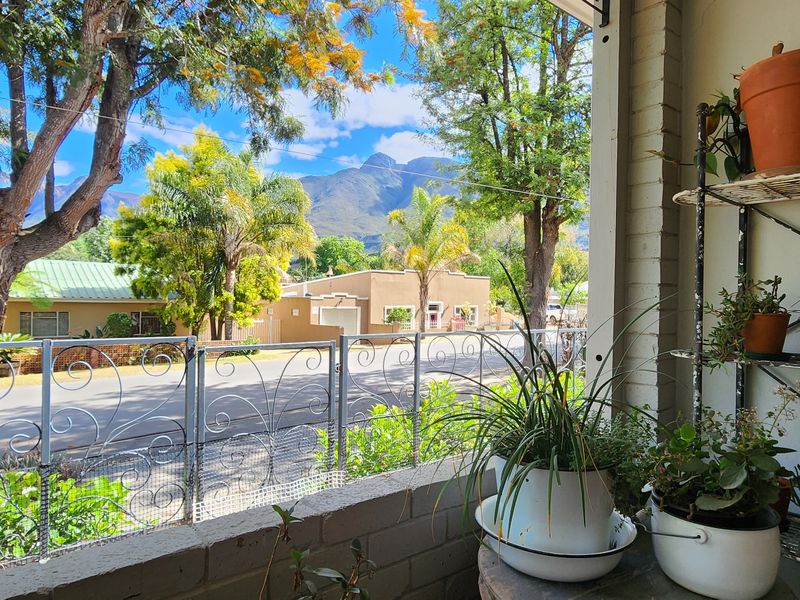3-Bedroom Family Gem in a Prime Position with Stunning Views - Photo 3