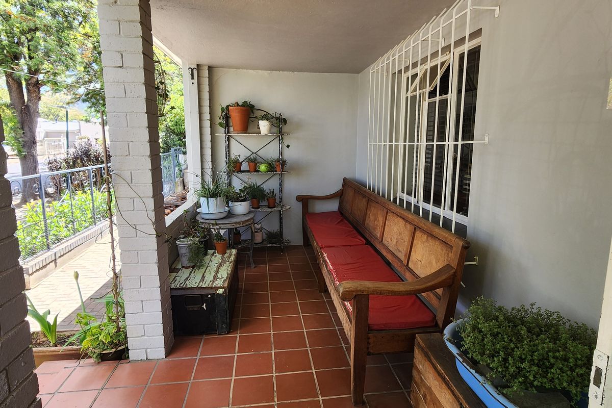 3-Bedroom Family Gem in a Prime Position with Stunning Views - Photo 4