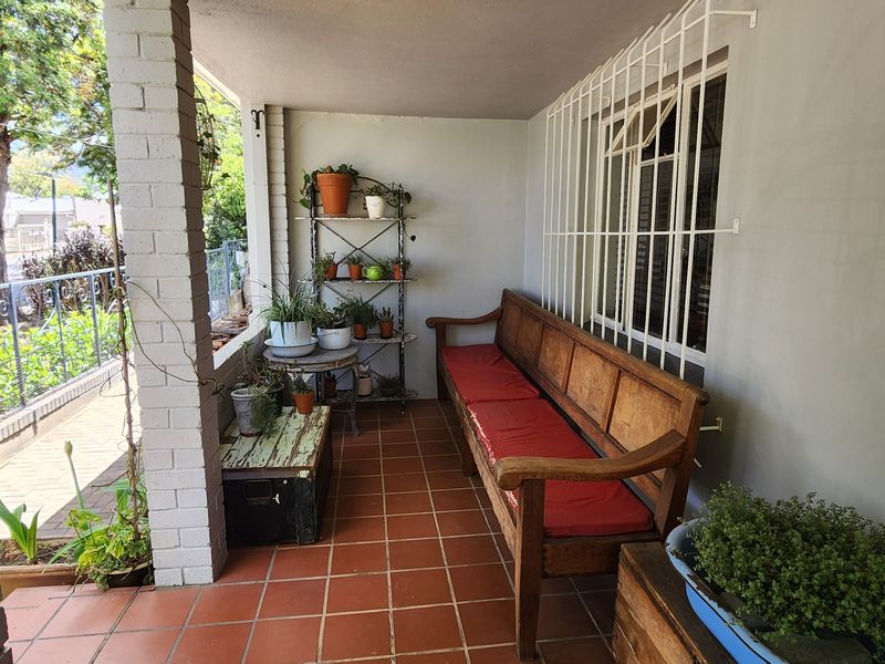 3-Bedroom Family Gem in a Prime Position with Stunning Views - Photo 4