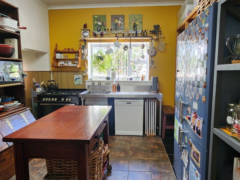 3-Bedroom Family Gem in a Prime Position with Stunning Views - Photo 10