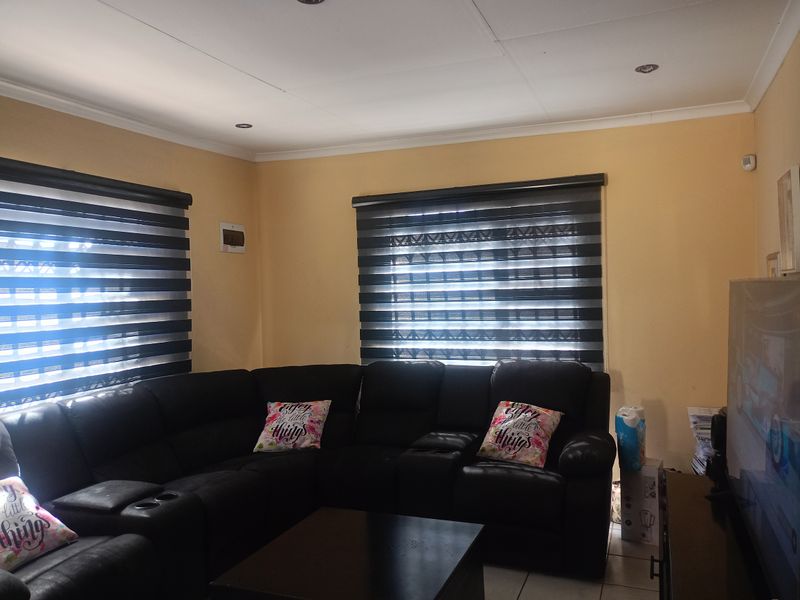 Charming 3-bedroom house for sale in Vanderbijlpark CE 4, perfect for families seeking comfort! - Photo 2