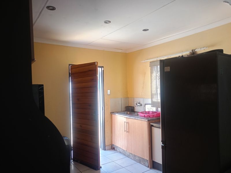 Charming 3-bedroom house for sale in Vanderbijlpark CE 4, perfect for families seeking comfort! - Photo 6