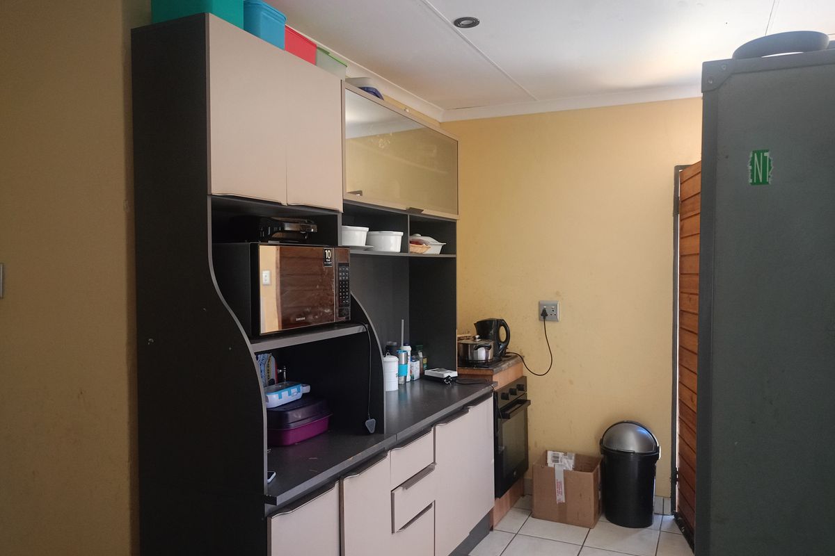 Charming 3-bedroom house for sale in Vanderbijlpark CE 4, perfect for families seeking comfort! - Photo 5