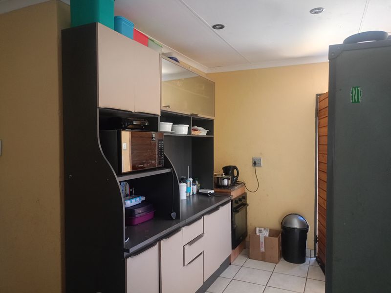 Charming 3-bedroom house for sale in Vanderbijlpark CE 4, perfect for families seeking comfort! - Photo 5