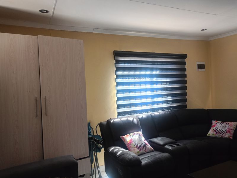 Charming 3-bedroom house for sale in Vanderbijlpark CE 4, perfect for families seeking comfort! - Photo 3