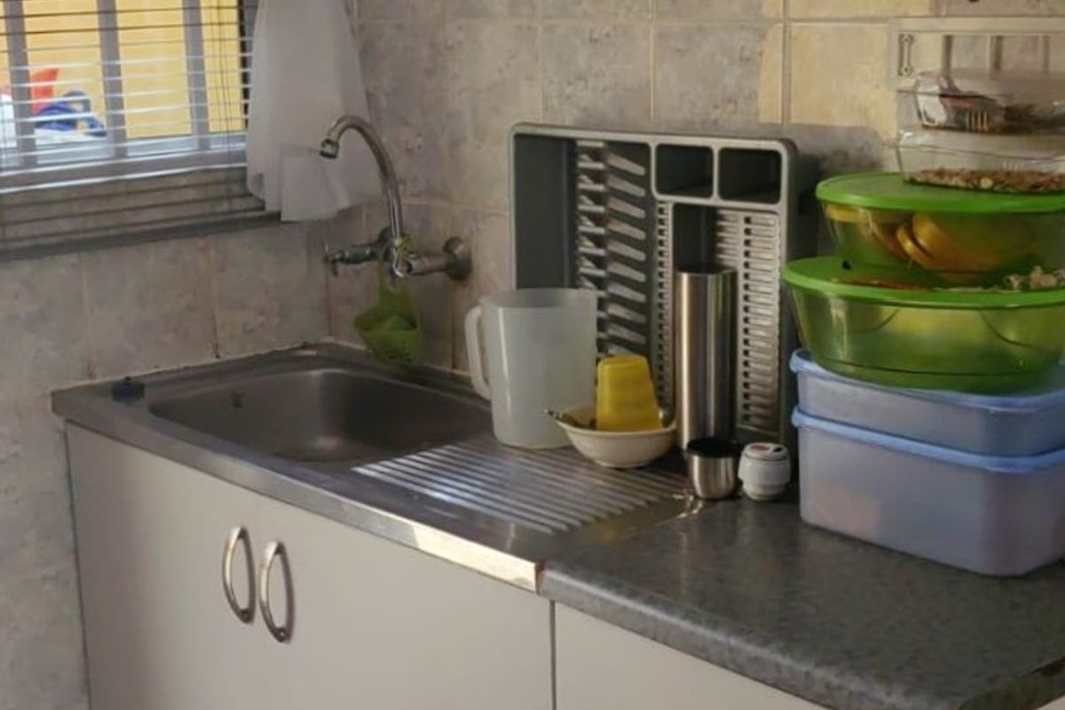 Neat & Secure Home in Sunnyridge, East London - Photo 5