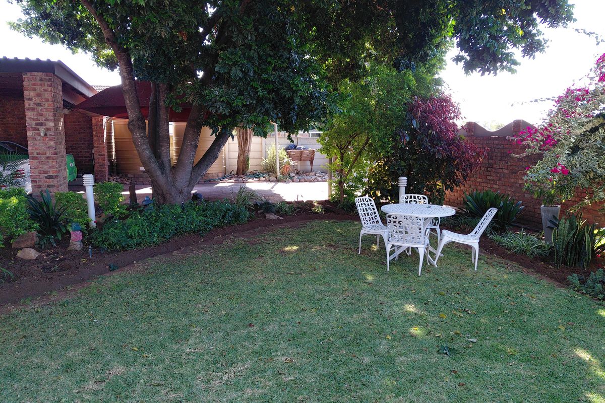 Home with Atmosphere and a Lovely Garden in the Bothasrus Area of Despatch - Photo 5