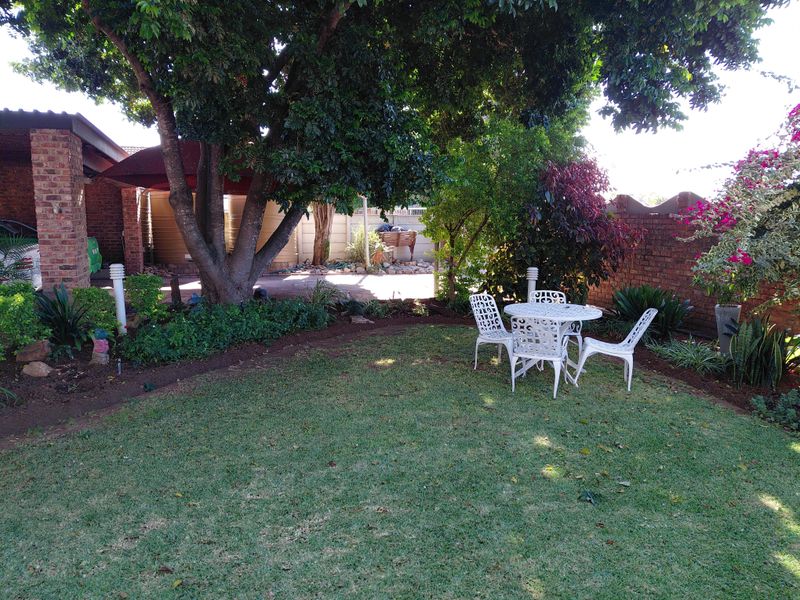 Home with Atmosphere and a Lovely Garden in the Bothasrus Area of Despatch - Photo 5