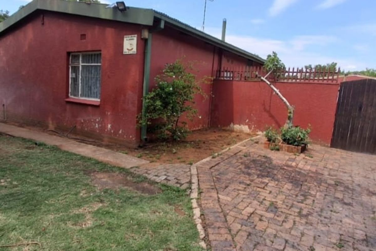 3 Bedroom House - Near High School for sale in Sasolburg - Photo 2