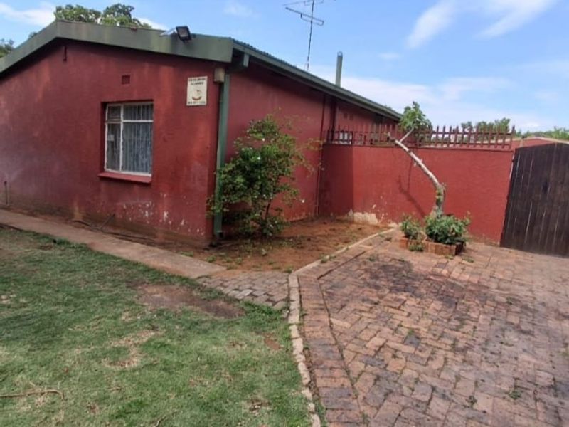 3 Bedroom House - Near High School for sale in Sasolburg - Photo 2