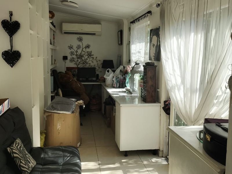 Spacious Family Home with Granny Flat and Two Entrances - Photo 4