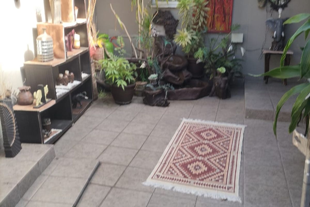 Spacious Family Home with Granny Flat and Two Entrances - Photo 3