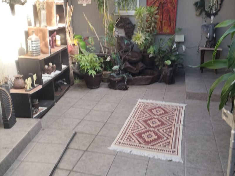 Spacious Family Home with Granny Flat and Two Entrances - Photo 3