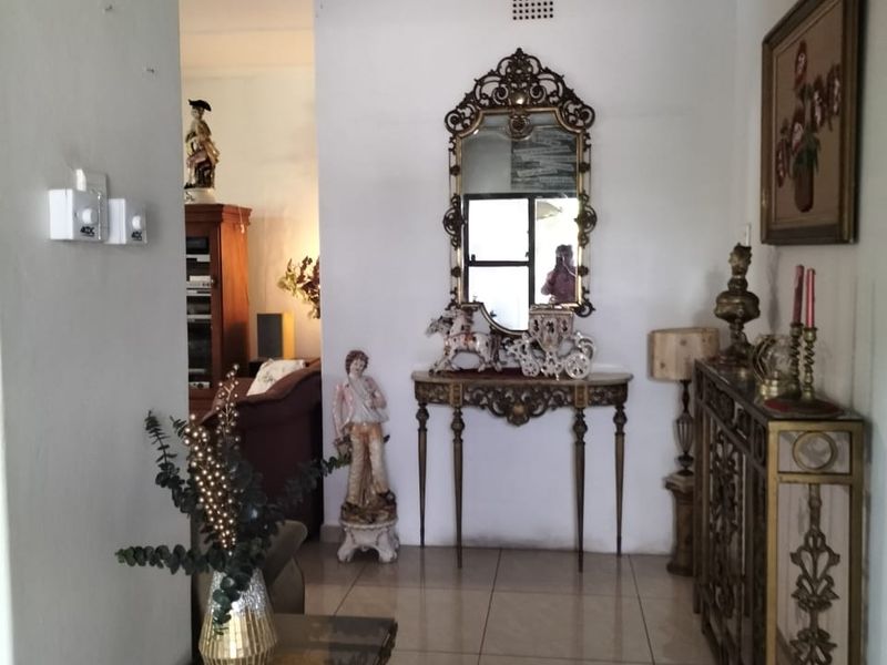 Spacious Family Home with Granny Flat and Two Entrances - Photo 9