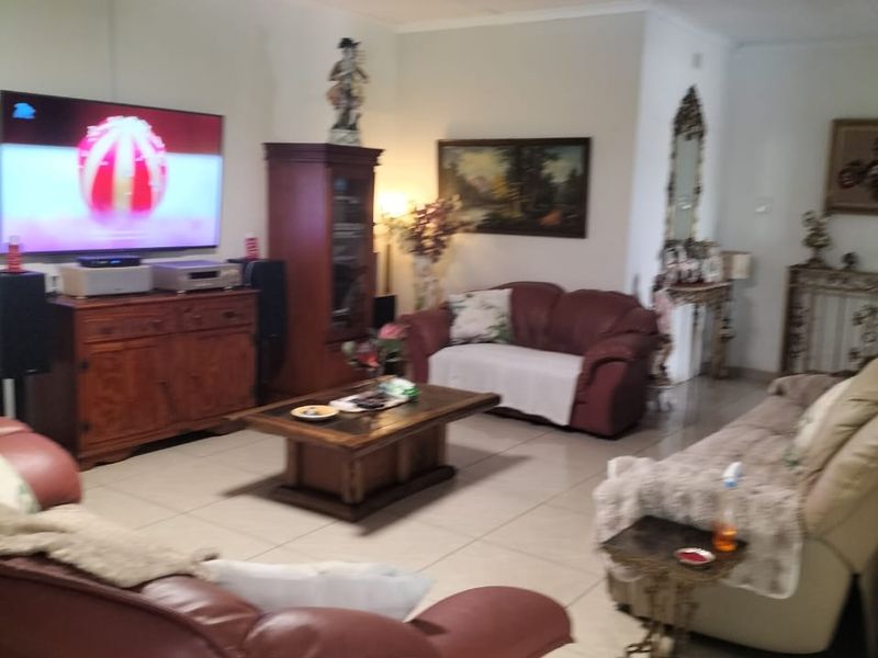 Spacious Family Home with Granny Flat and Two Entrances - Photo 8