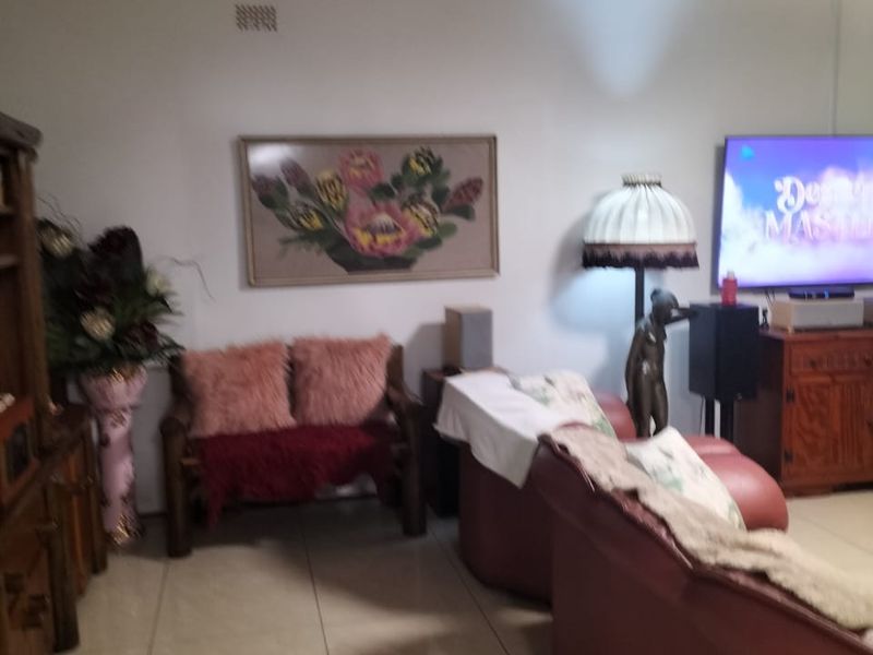 Spacious Family Home with Granny Flat and Two Entrances - Photo 7