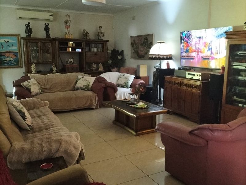 Spacious Family Home with Granny Flat and Two Entrances - Photo 5