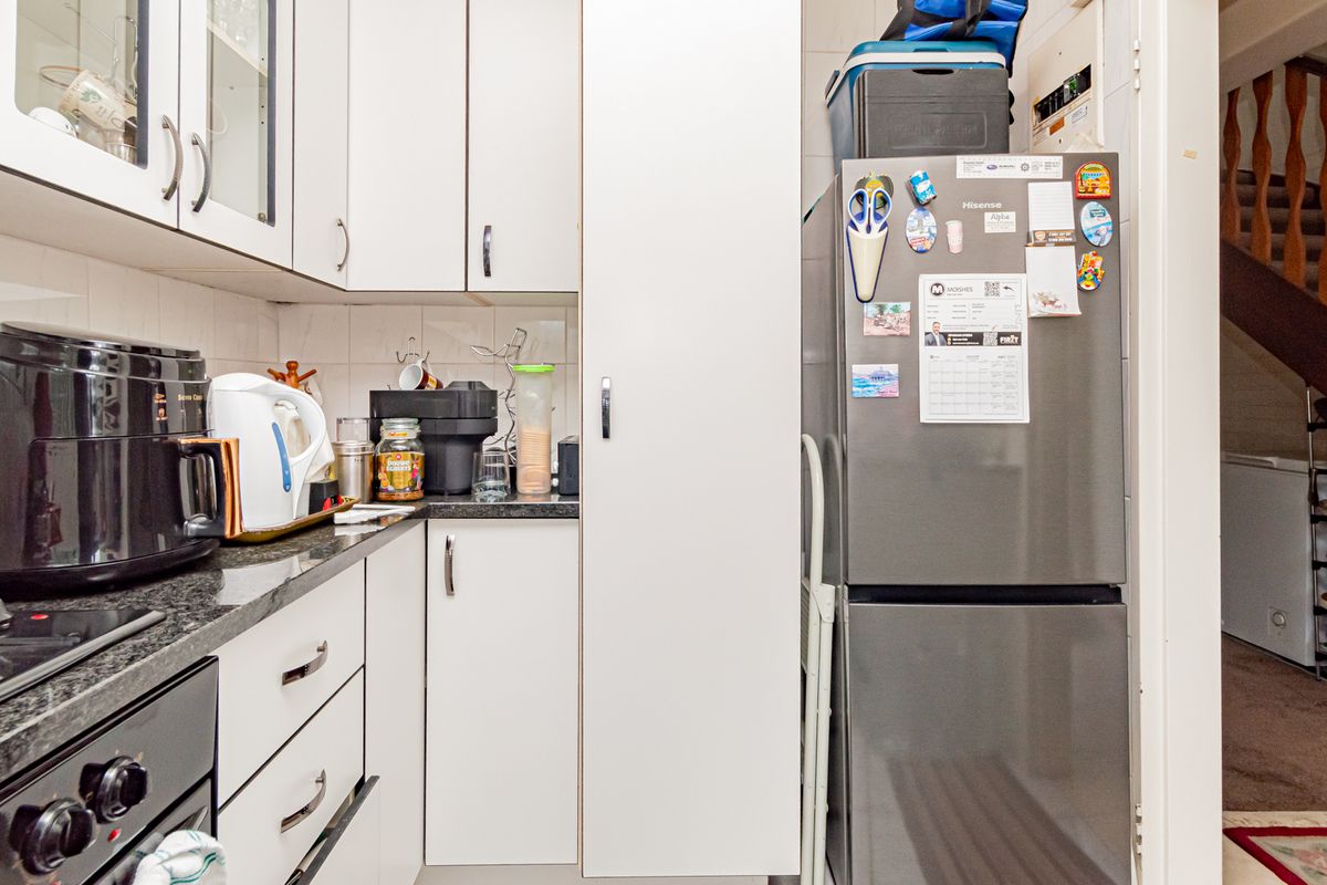 Charming 2-Bedroom Apartment in Robindale for sale - Photo 5