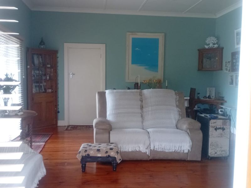 Modern and Spacious Family Home for Sale in Berea - Photo 5